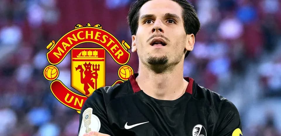 Jugador con camiseta negra frente al logo de Manchester United