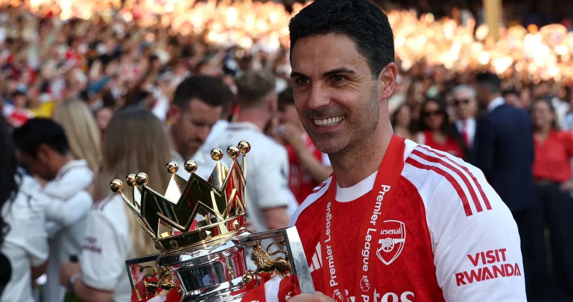 Mikel Arteta sosteniendo el trofeo de la Premier League