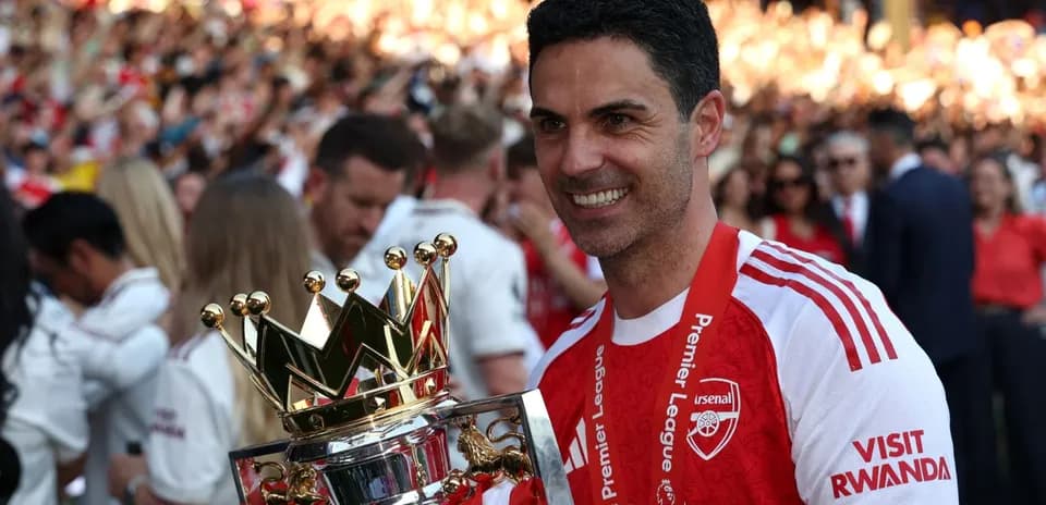 Mikel Arteta sosteniendo el trofeo de la Premier League