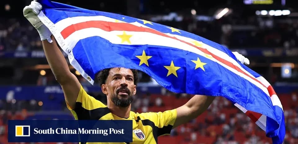 Jugador sosteniendo una bandera de Cabo Verde en el estadio
