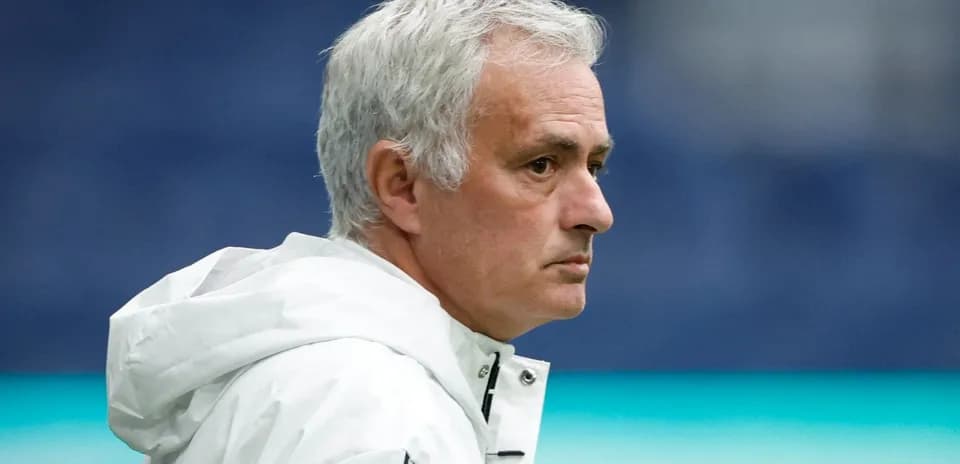 Entrenador observando el partido desde la banda