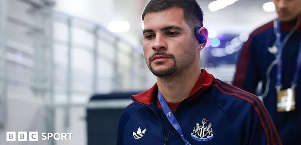 Jugador de Newcastle United llegando a la instalación