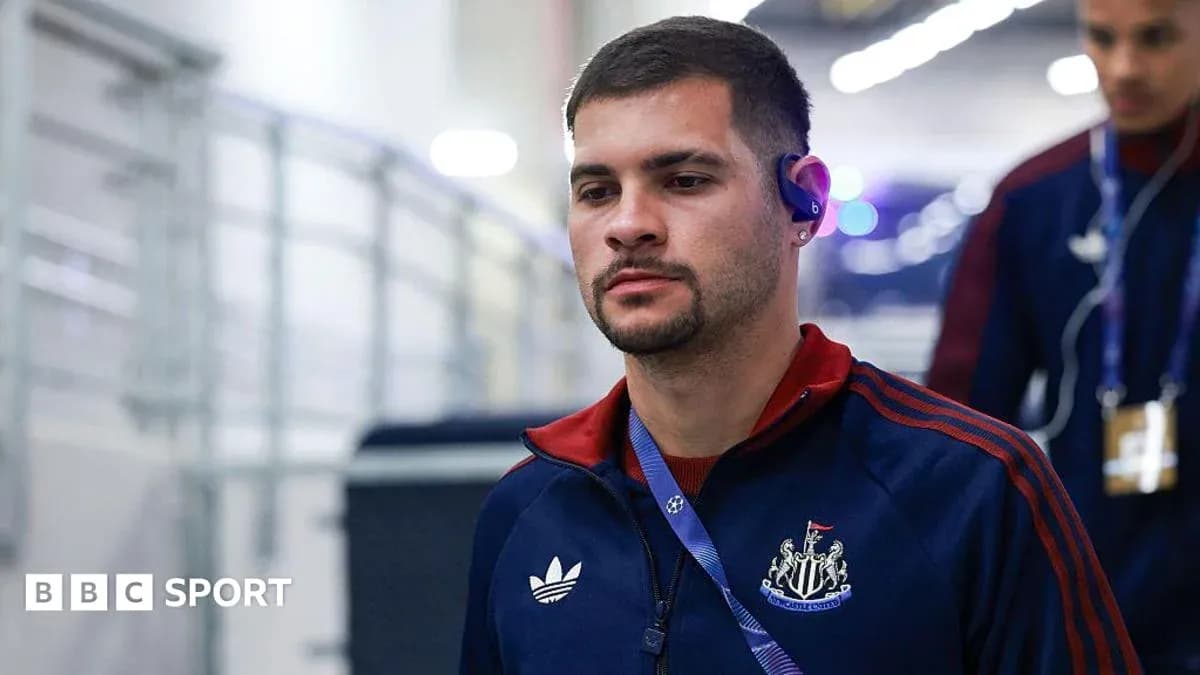 Jugador de Newcastle United llegando a la instalación