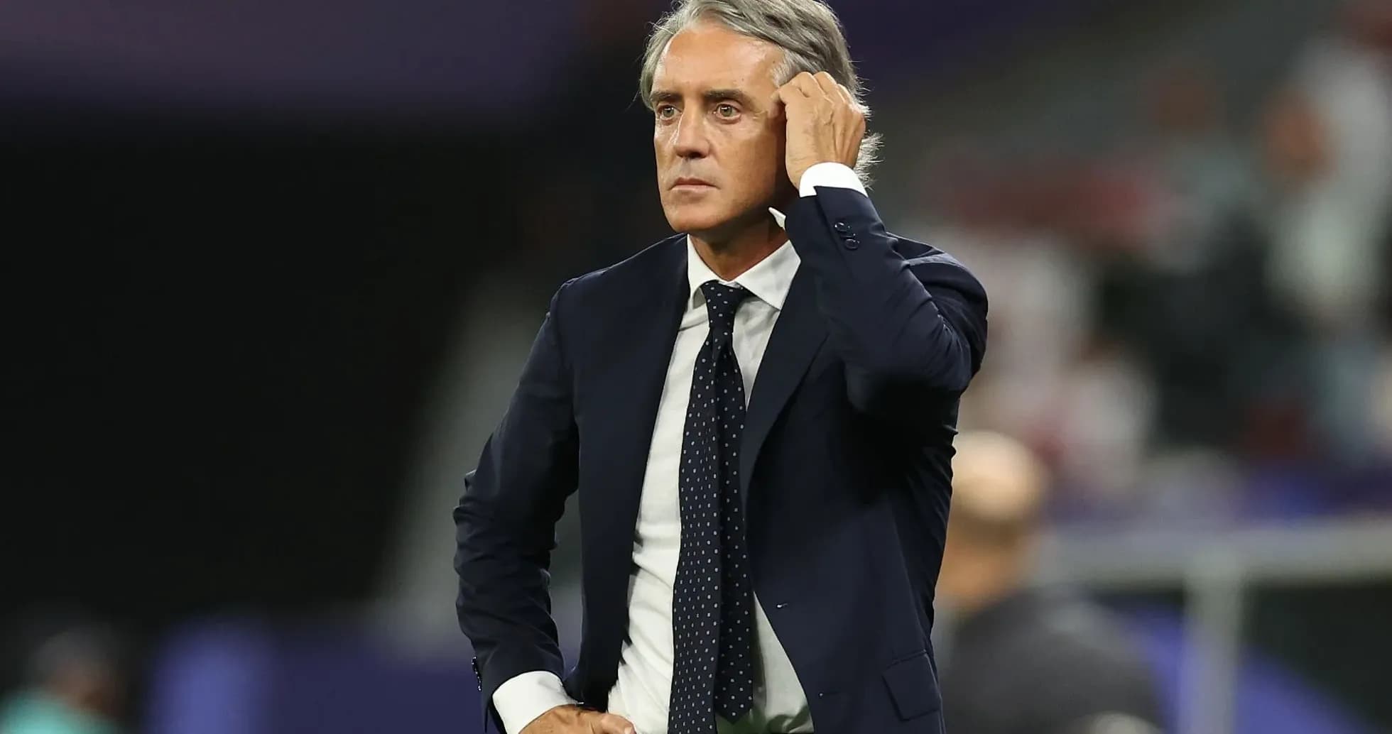 Entrenador en la línea de banda durante un partido