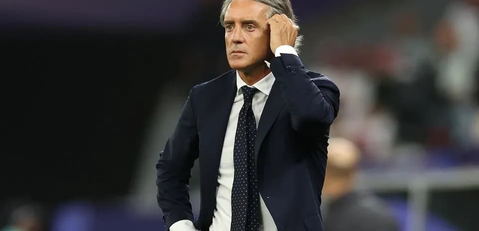 Entrenador en la línea de banda durante un partido