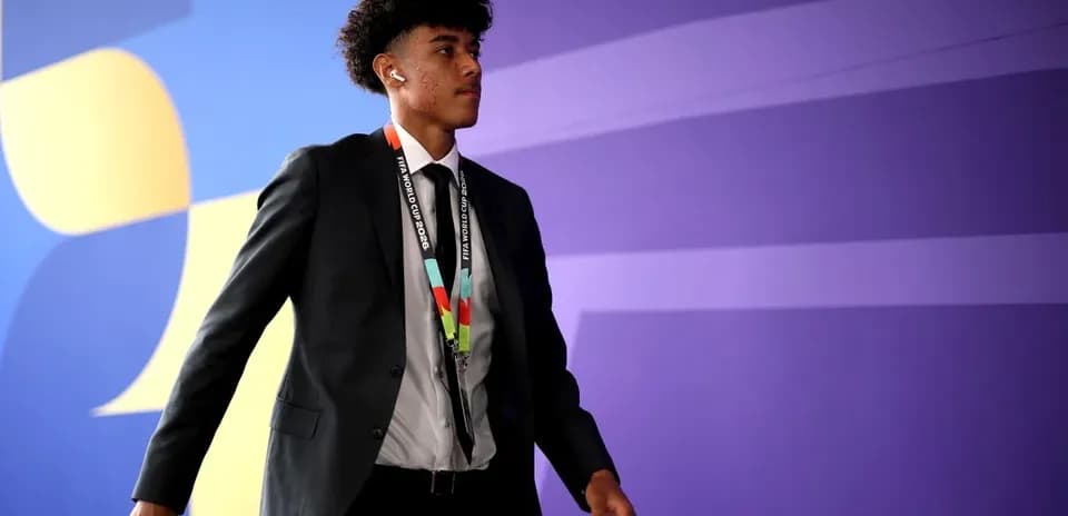 Joven con traje caminando en evento deportivo