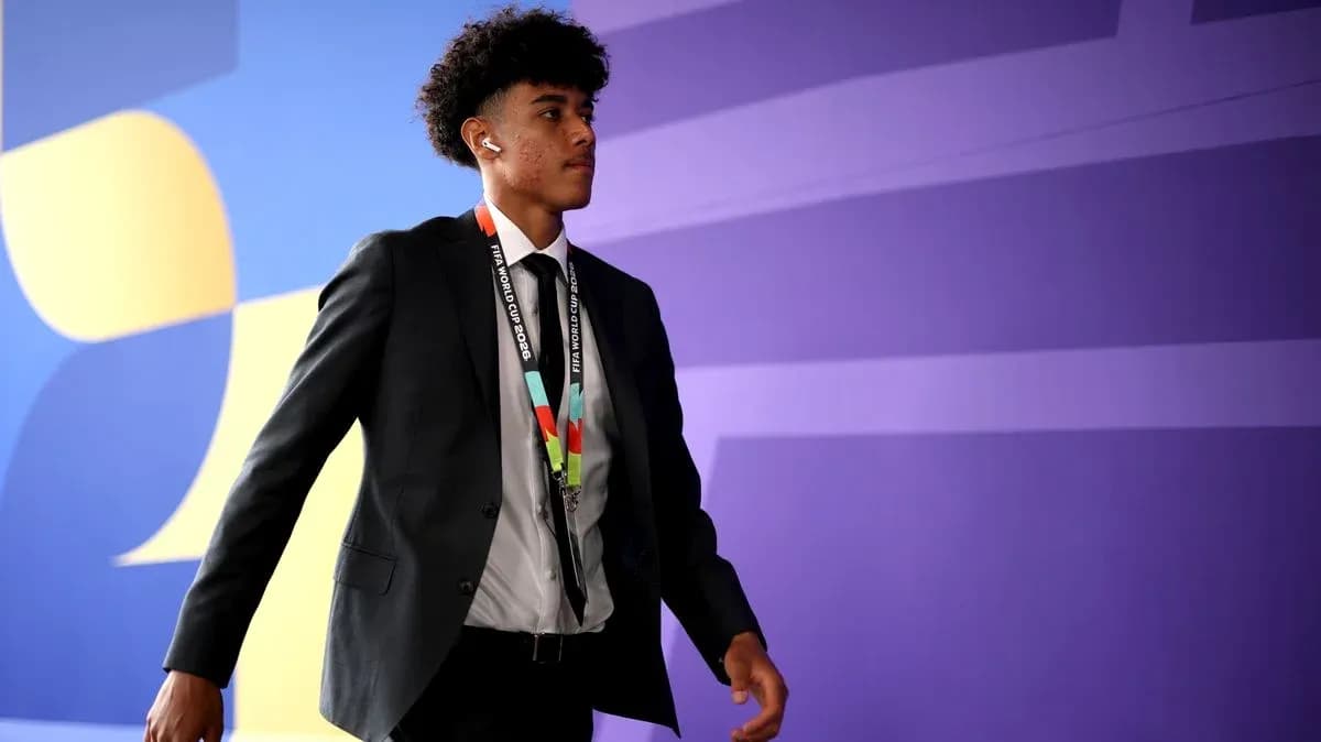 Joven con traje caminando en evento deportivo