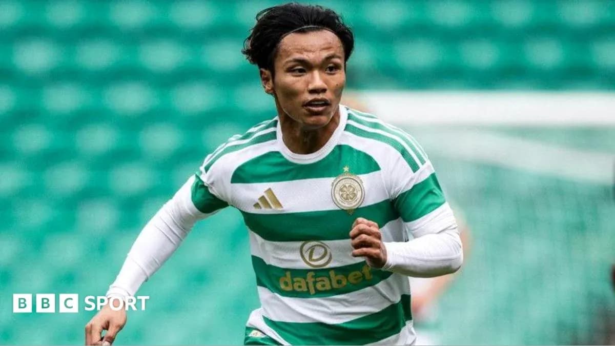 Jugador de Celtic corriendo en el campo de juego