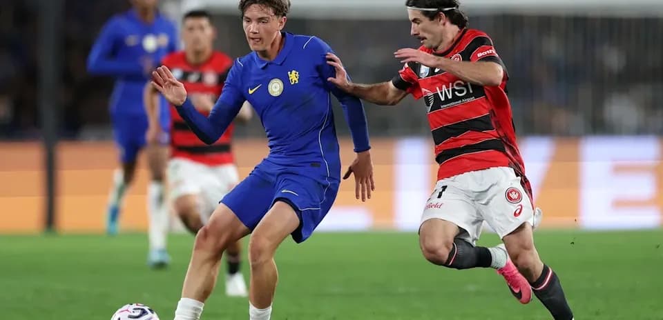 Jugador azul driblando mientras es presionado por oponente
