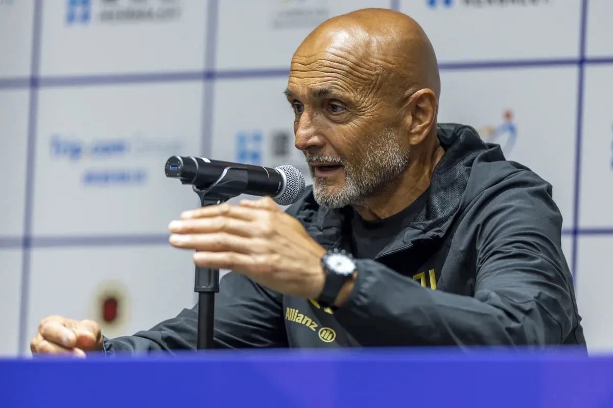 Entrenador hablando en conferencia de prensa