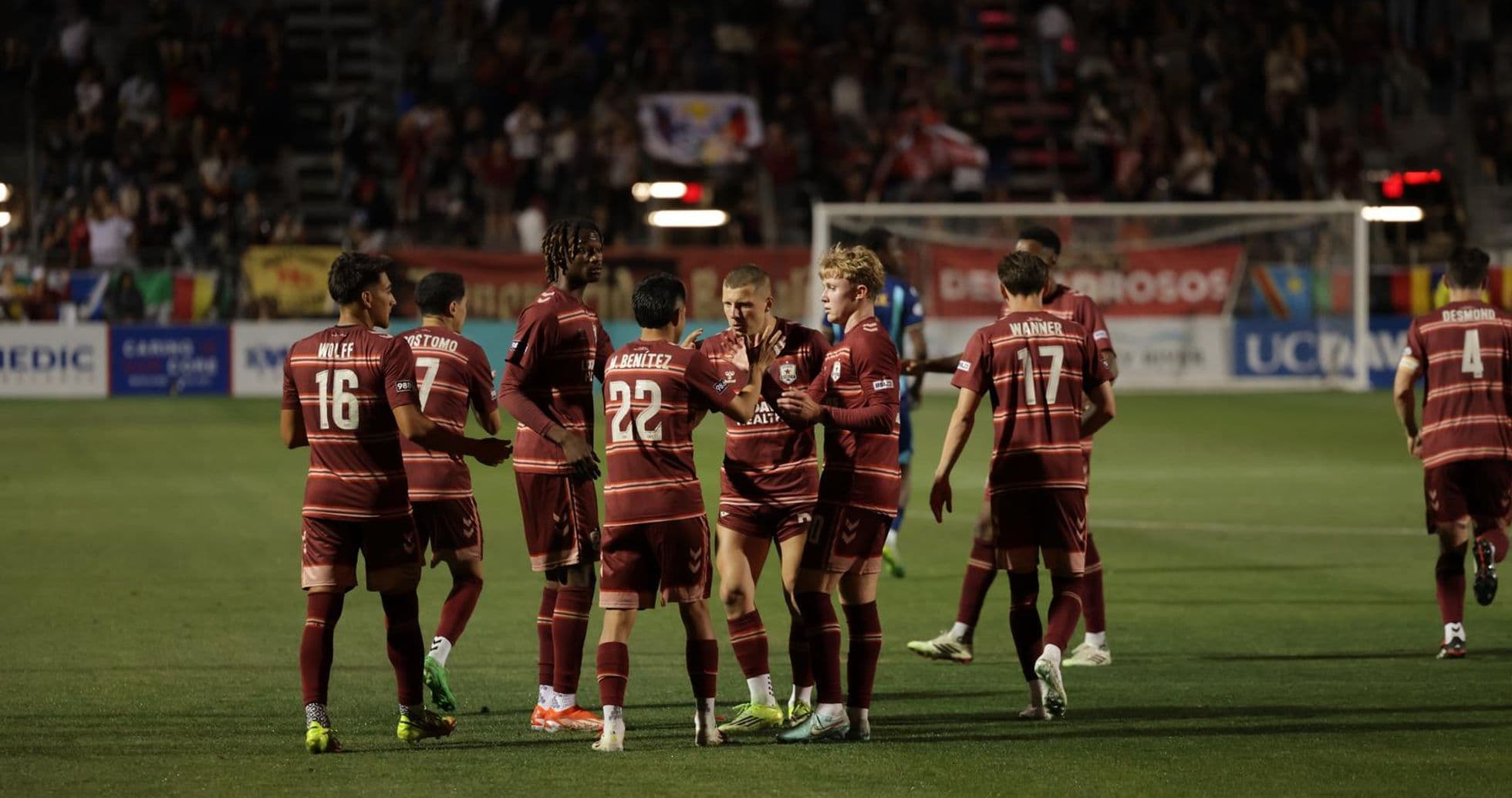 Jugadores de Colorado Springs celebrando un gol