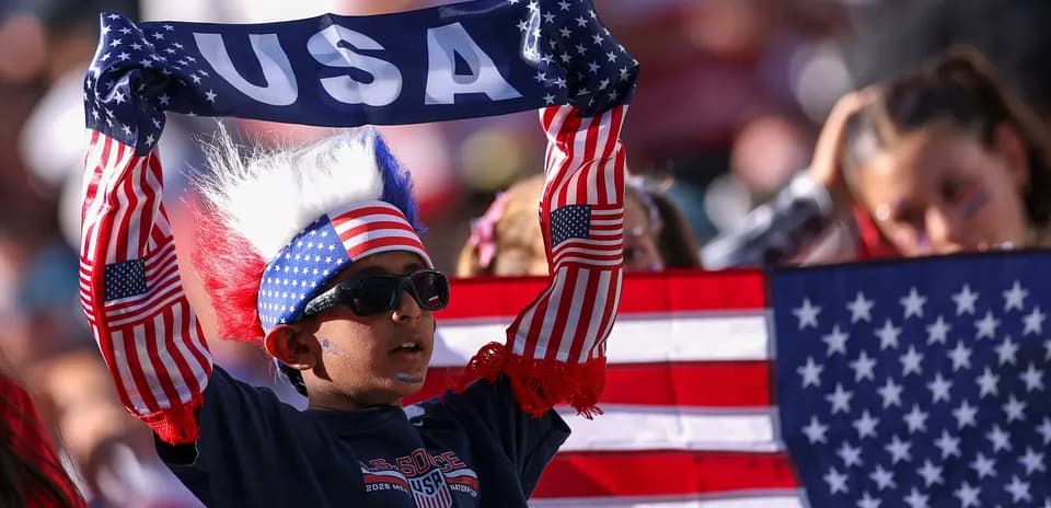 Niño animando con bandera de Estados Unidos
