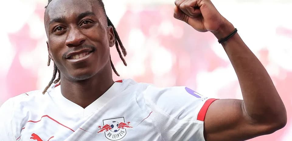 Jugador de RB Leipzig celebrando con el puño en alto