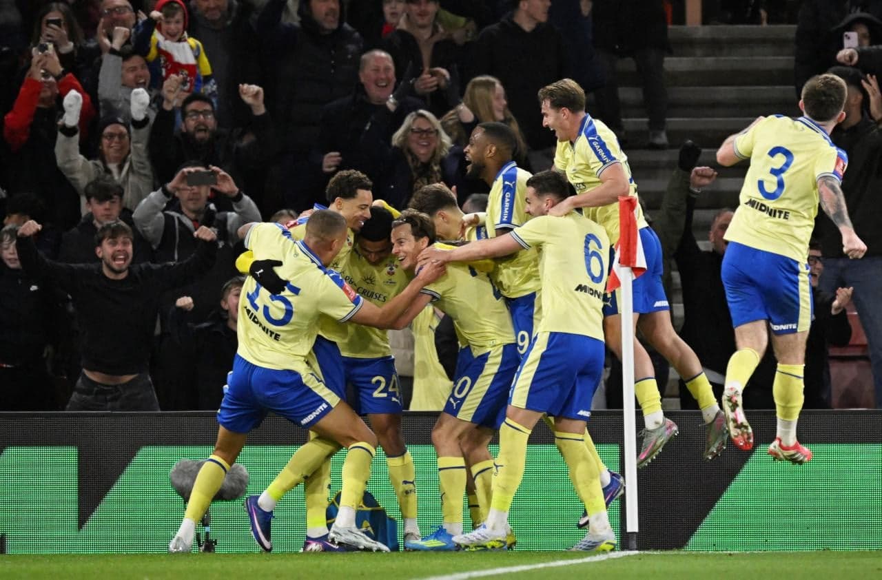 Jugadores celebrando un gol en el estadio