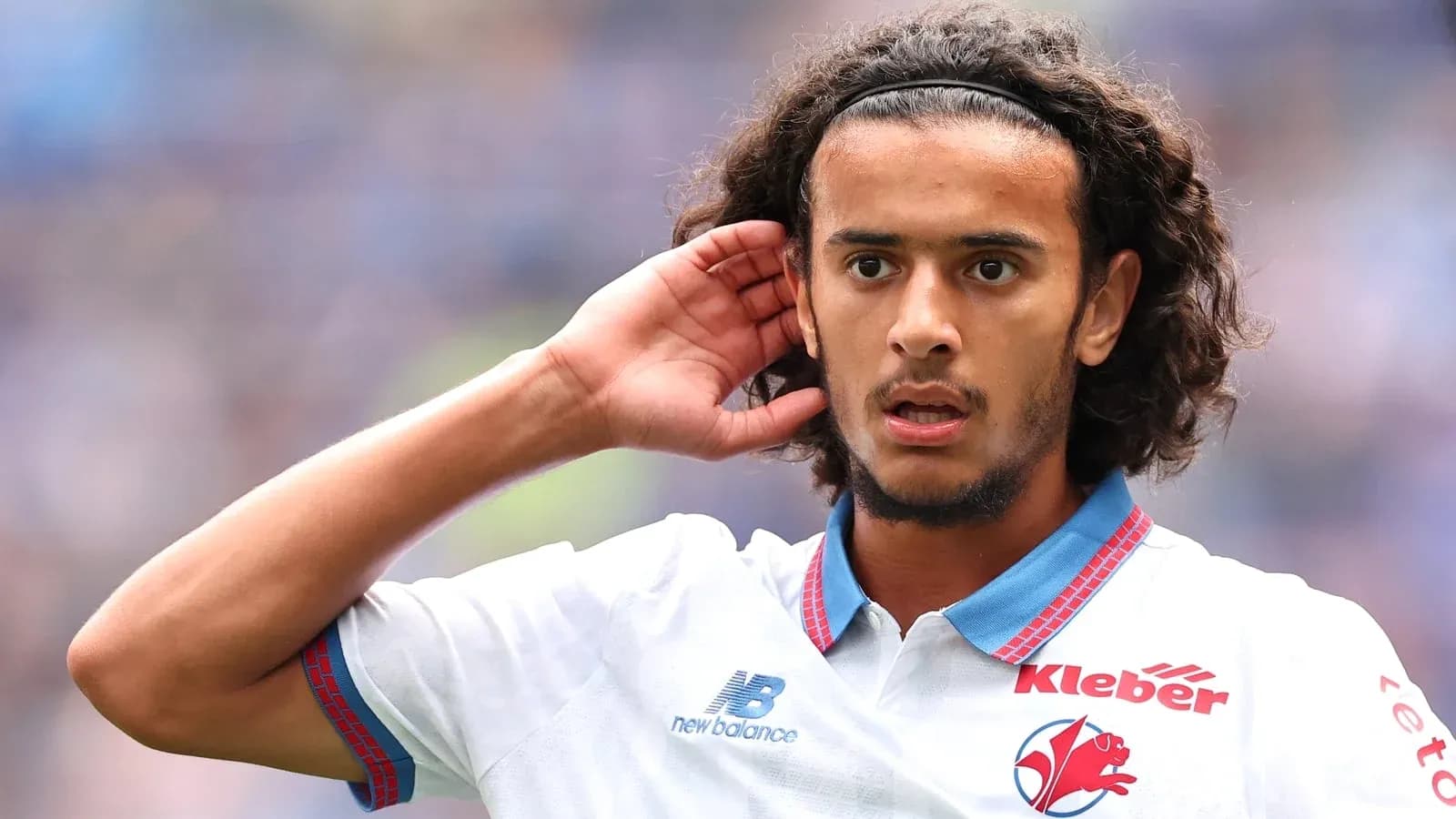Jugador señalando su oído durante un partido