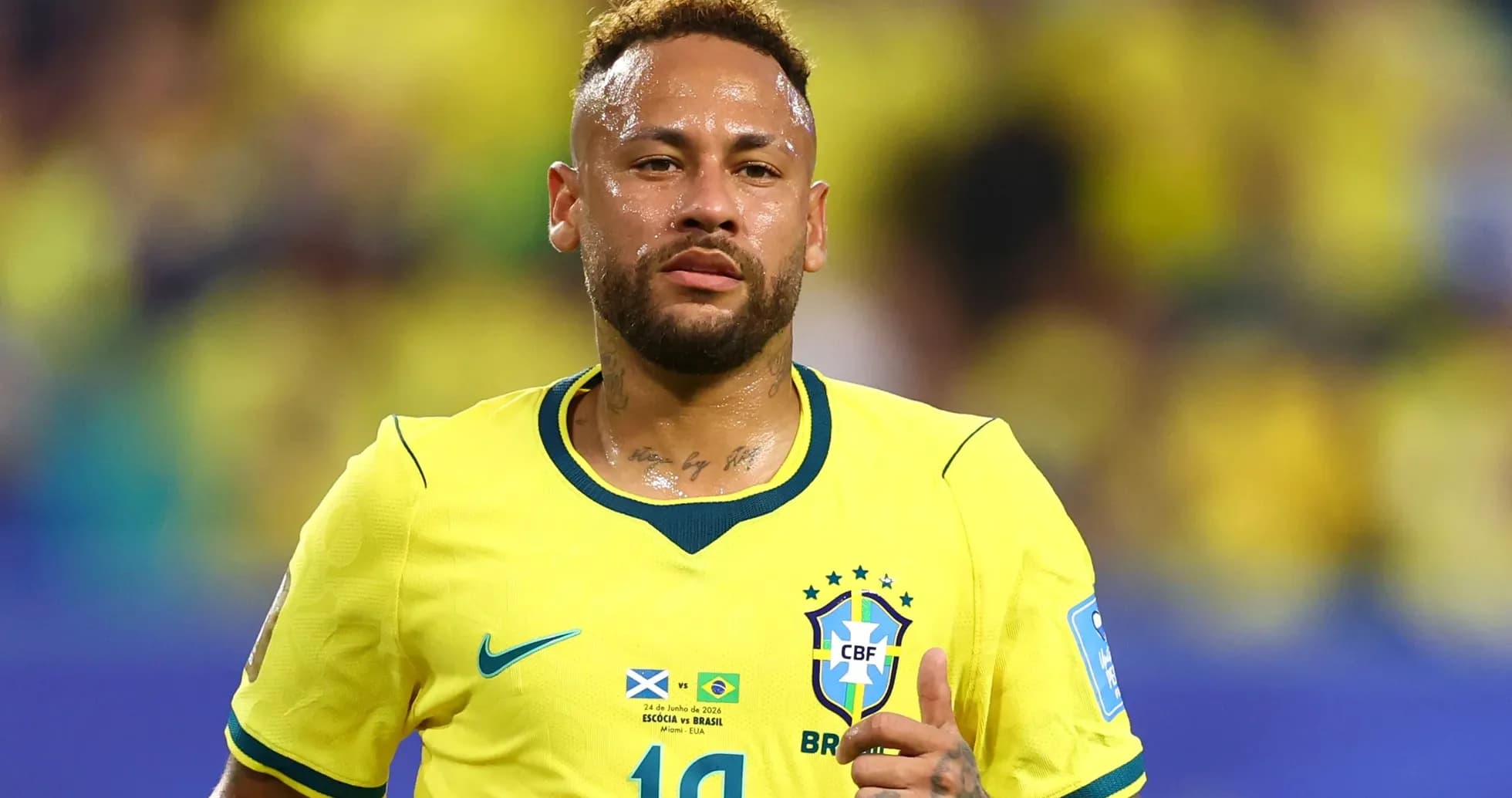 Jugador brasileño con camiseta amarilla en el campo
