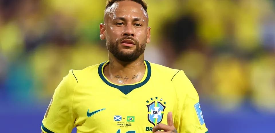 Jugador brasileño con camiseta amarilla en el campo