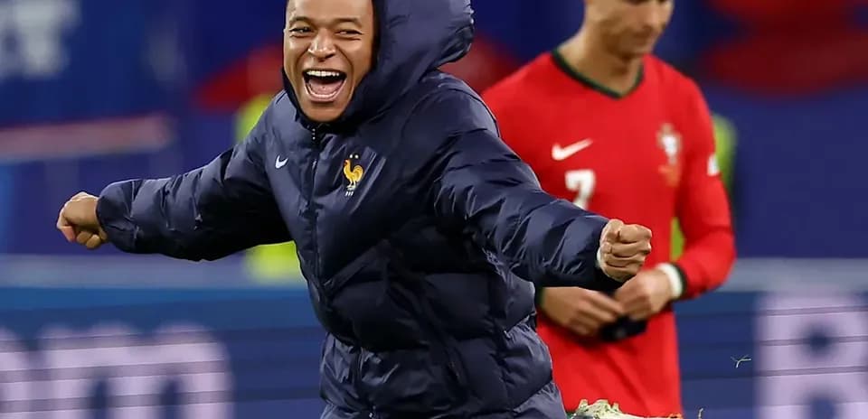 Kylian Mbappé celebrando en el campo de fútbol