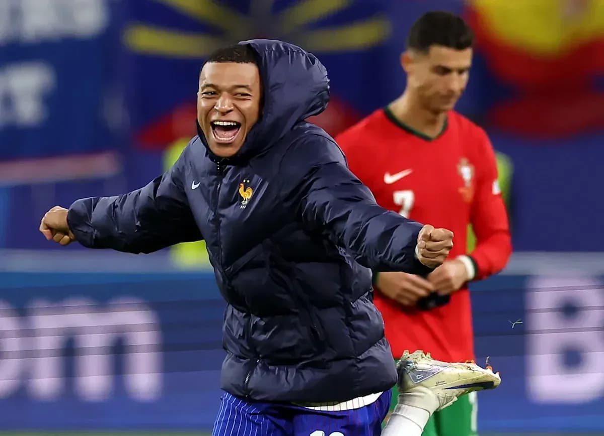 Kylian Mbappé celebrando en el campo de fútbol