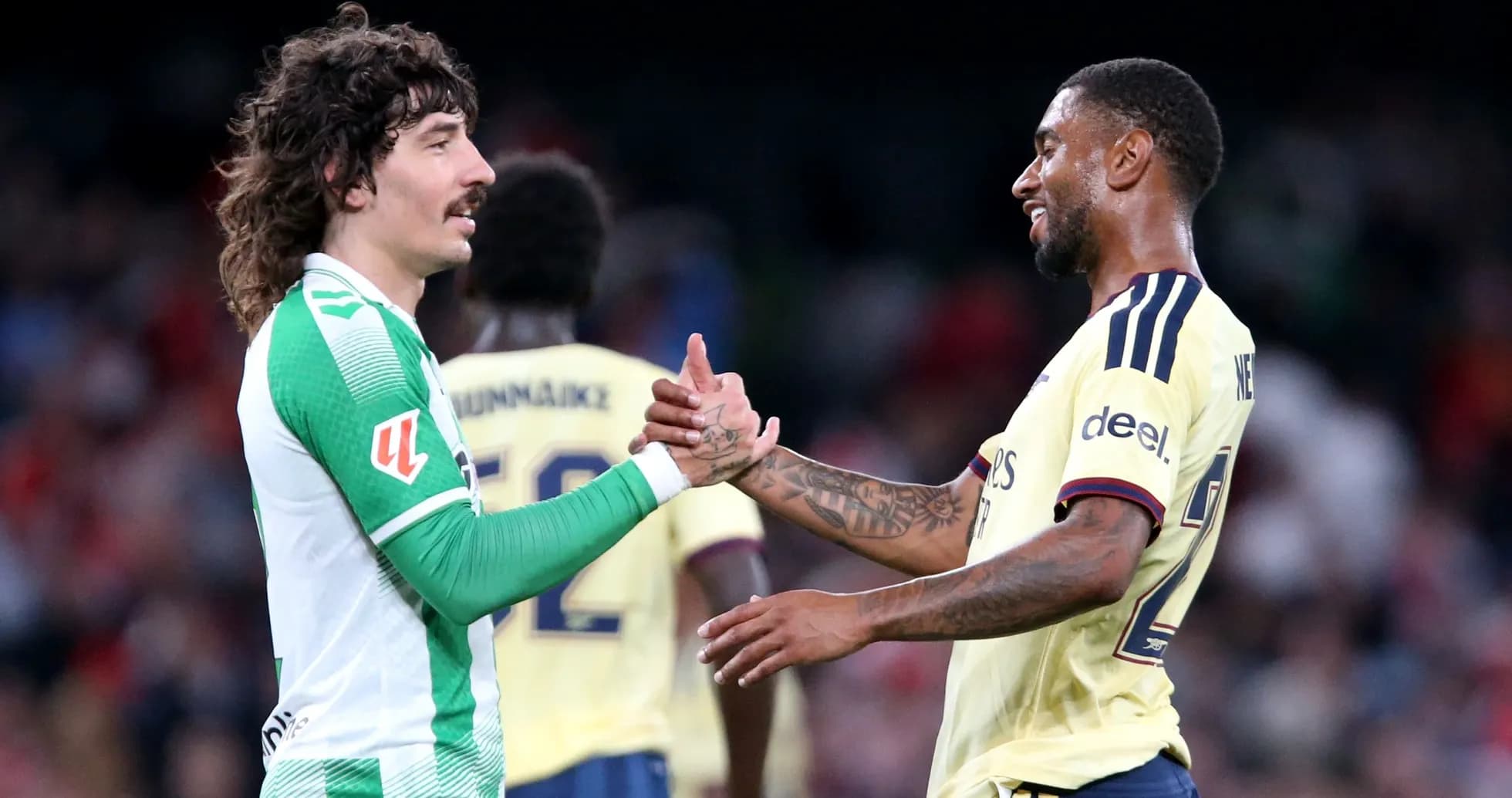 Jugadores de fútbol dándose la mano tras el partido