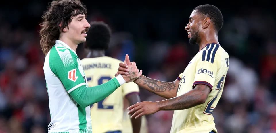 Jugadores de fútbol dándose la mano tras el partido