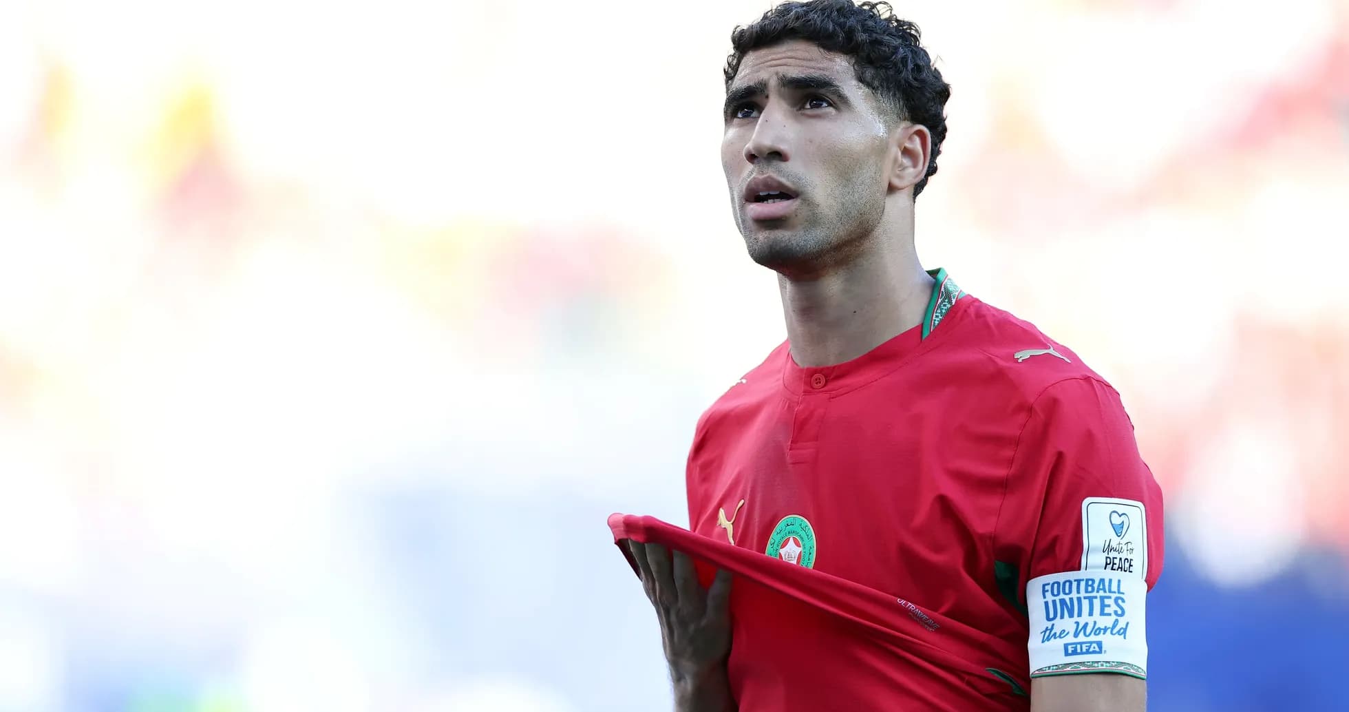 Jugador marroquí ajustando su camiseta en el campo