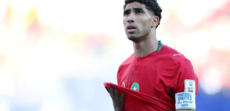 Jugador marroquí ajustando su camiseta en el campo