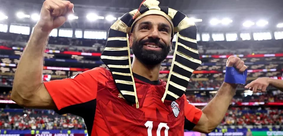 Jugador celebrando con sombrero de faraón en estadio