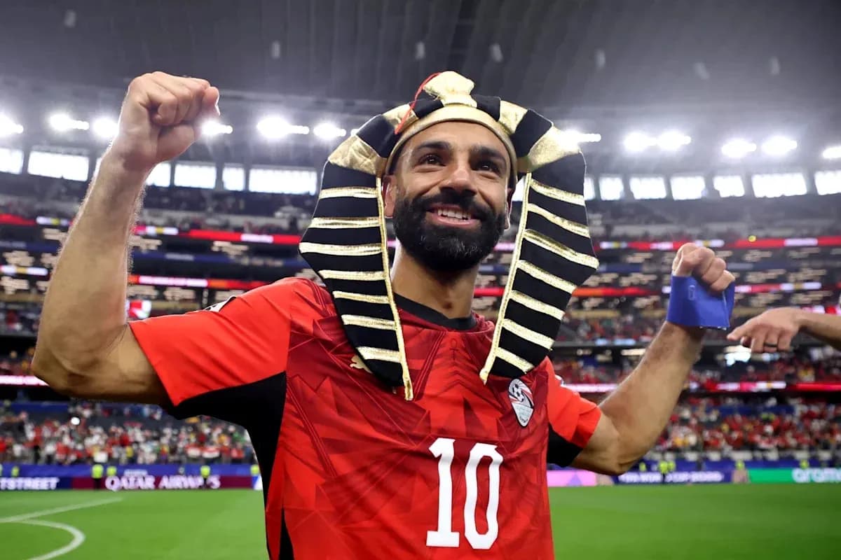 Jugador celebrando con sombrero de faraón en estadio