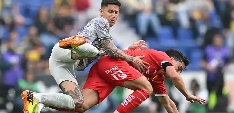 Portero despejando el balón en un partido
