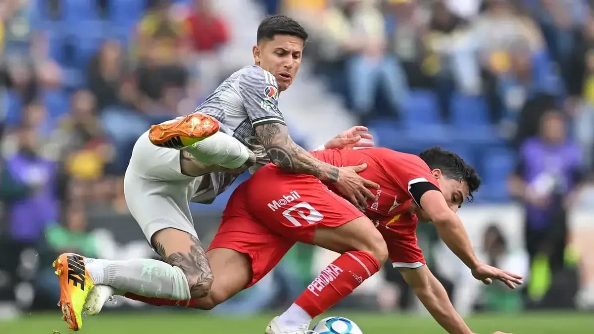 Portero despejando el balón en un partido