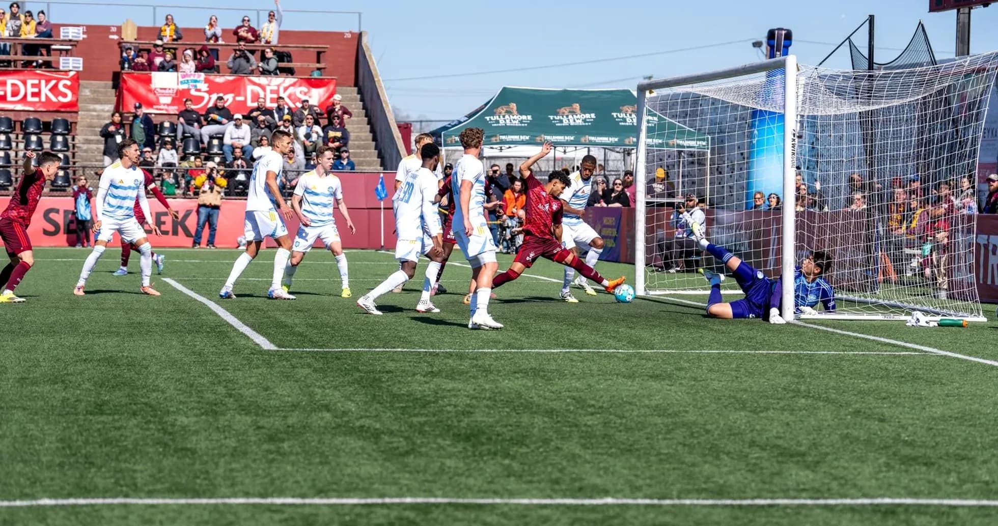Jugador intentando marcar un gol en partido