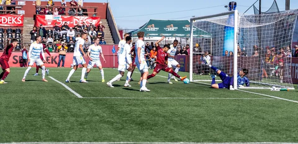 Jugador intentando marcar un gol en partido