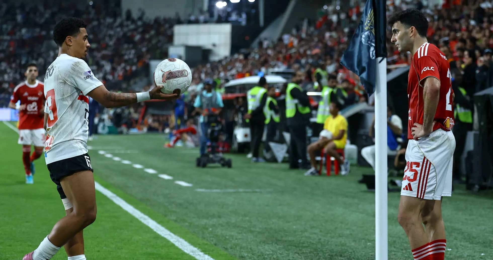 Jugador realizando un saque de banda durante el partido