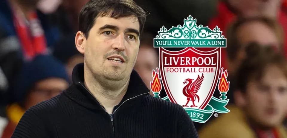 Entrenador observando el partido con logo de Liverpool