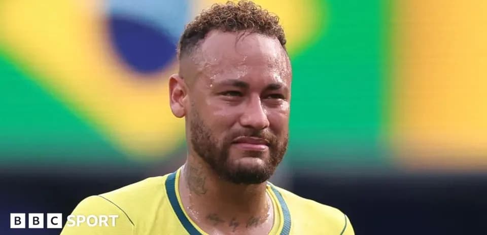 Jugador brasileño con camiseta amarilla en el campo