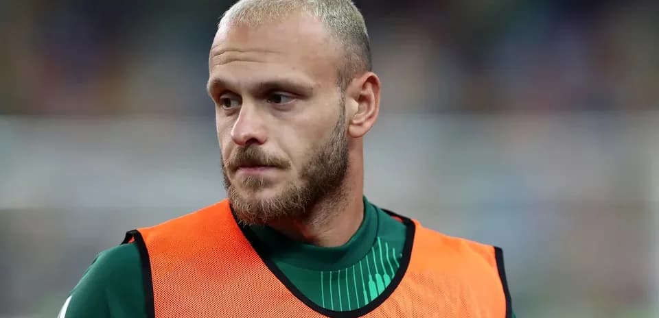 Jugador con chaleco en la banca de suplentes