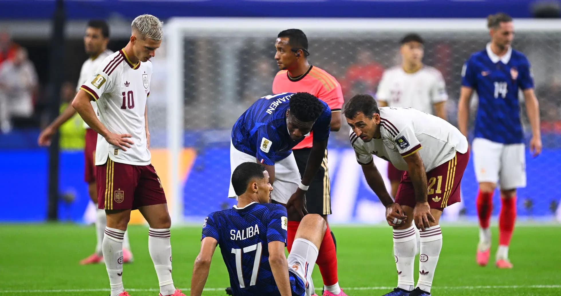 Jugadores atendiendo a un jugador caído