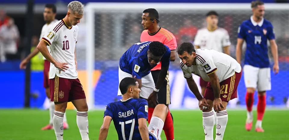 Jugadores atendiendo a un jugador caído