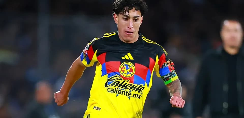 Jugador de Club América en acción durante el partido