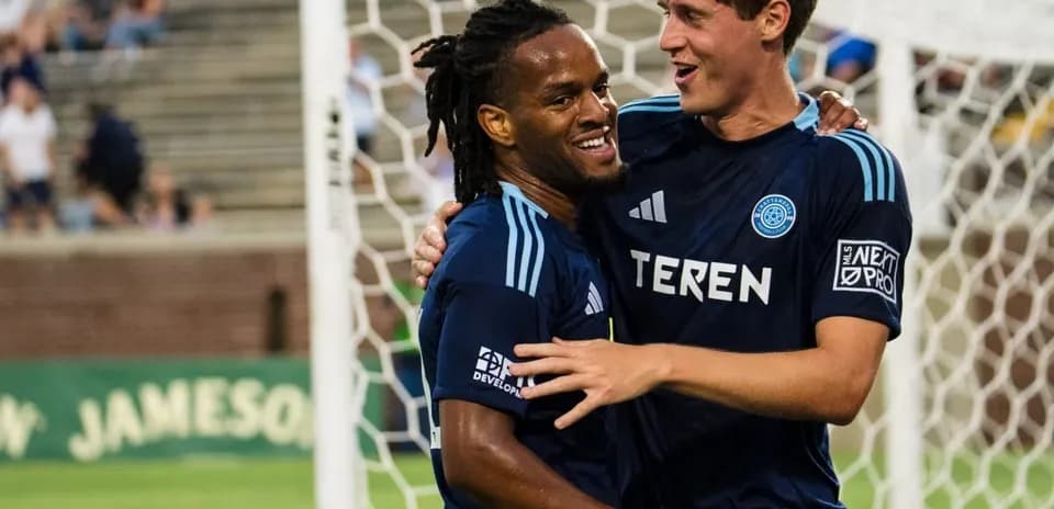 Dos jugadores celebrando un gol en el partido
