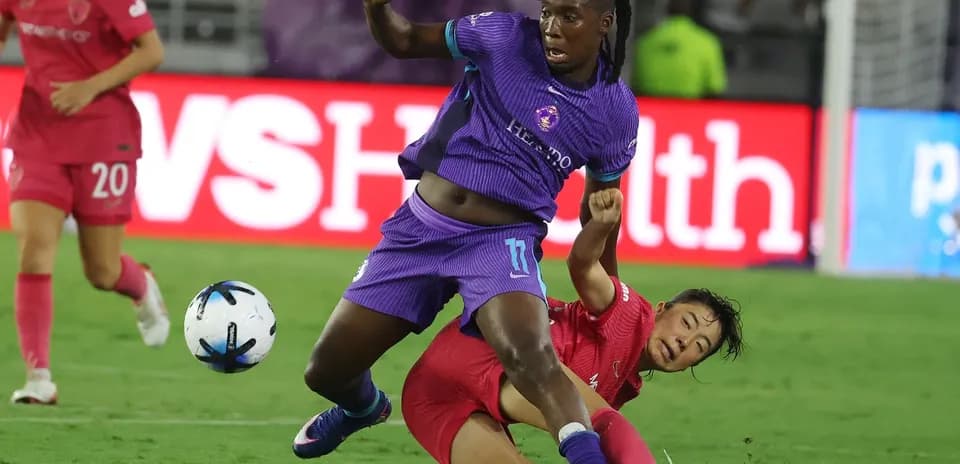 Jugadora de Orlando Pride cae al suelo