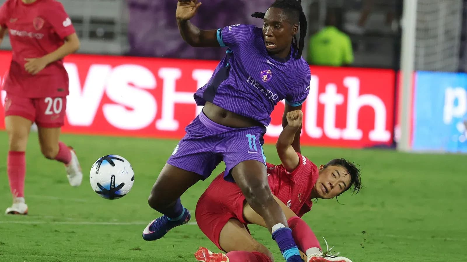 Jugadora de Orlando Pride cae al suelo