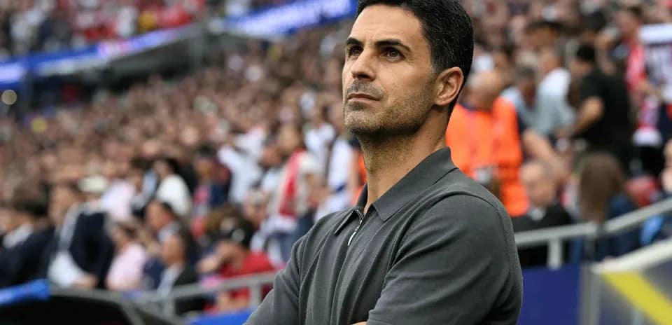 Entrenador observando el partido desde la línea de banda