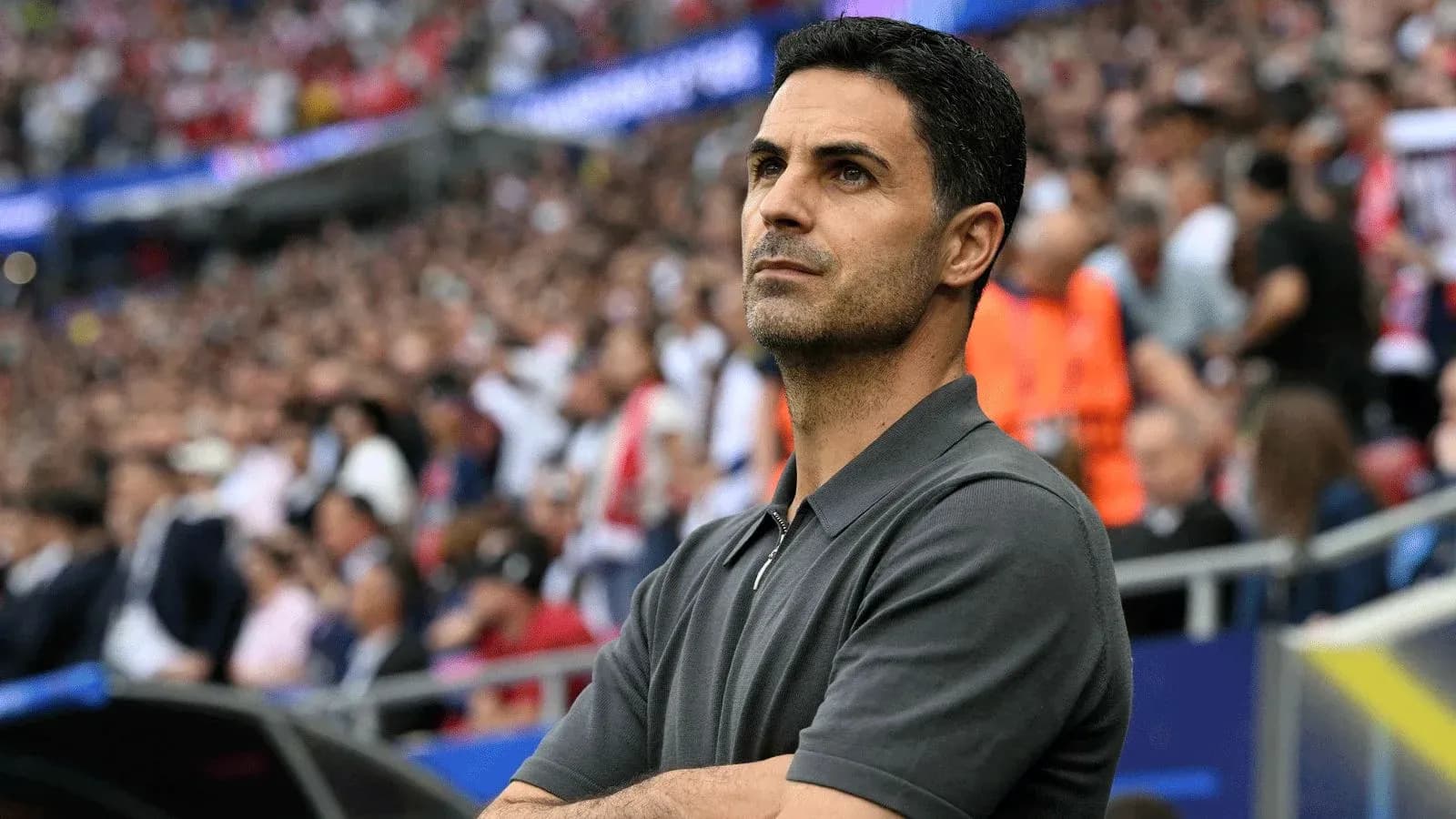 Entrenador observando el partido desde la línea de banda
