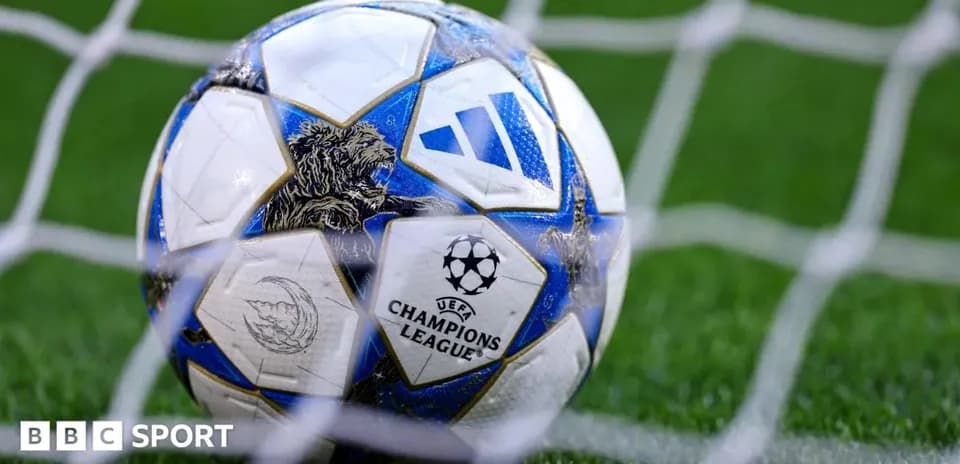Balón de fútbol cerca de la red de gol