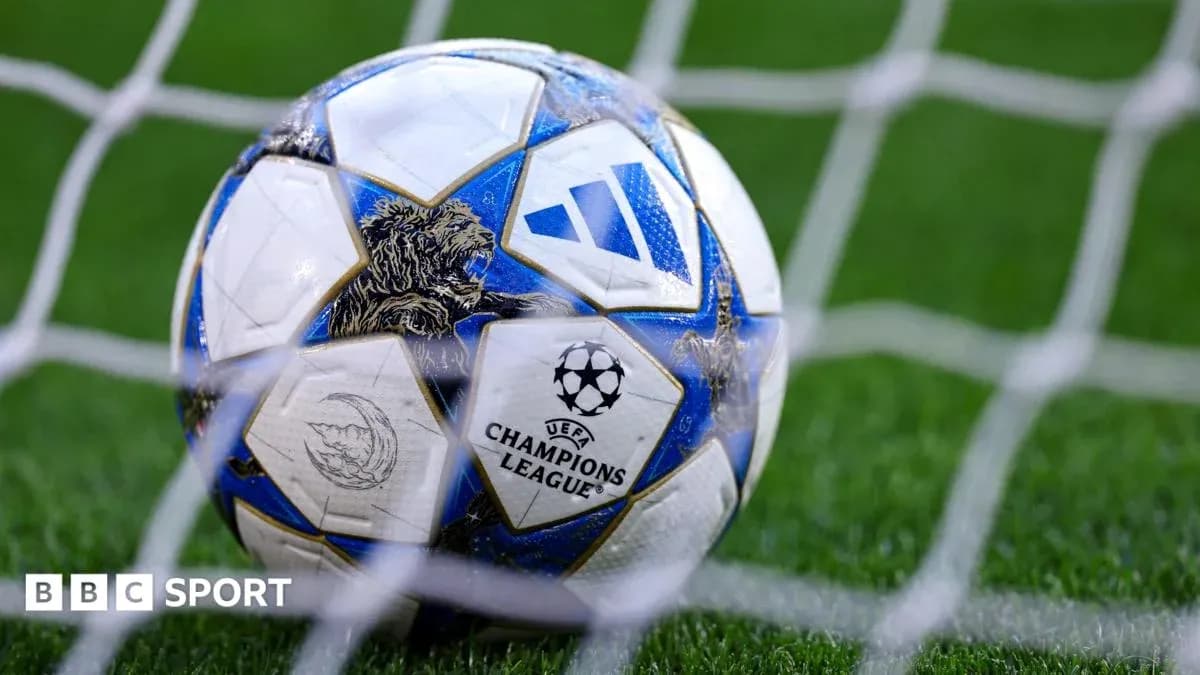 Balón de fútbol cerca de la red de gol