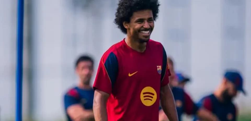 Jugador del FC Barcelona sonriendo durante entrenamiento
