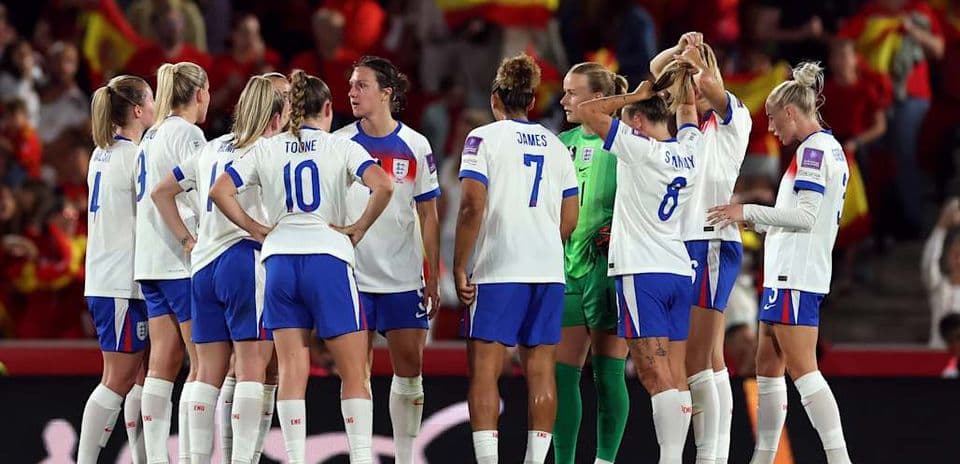Jugadoras de Inglaterra en huddle durante el partido