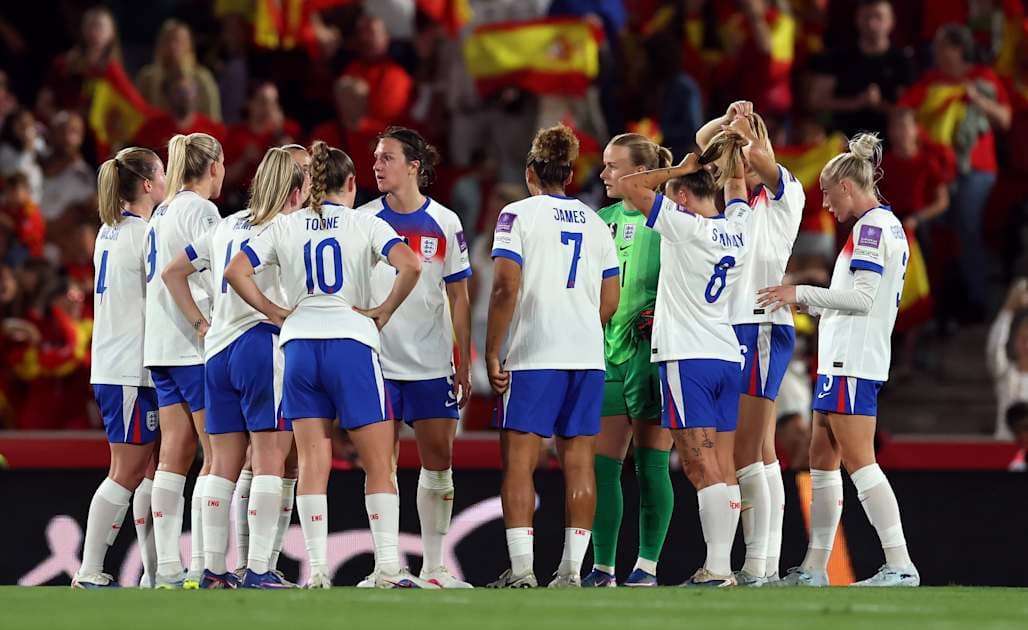 Jugadoras de Inglaterra en huddle durante el partido